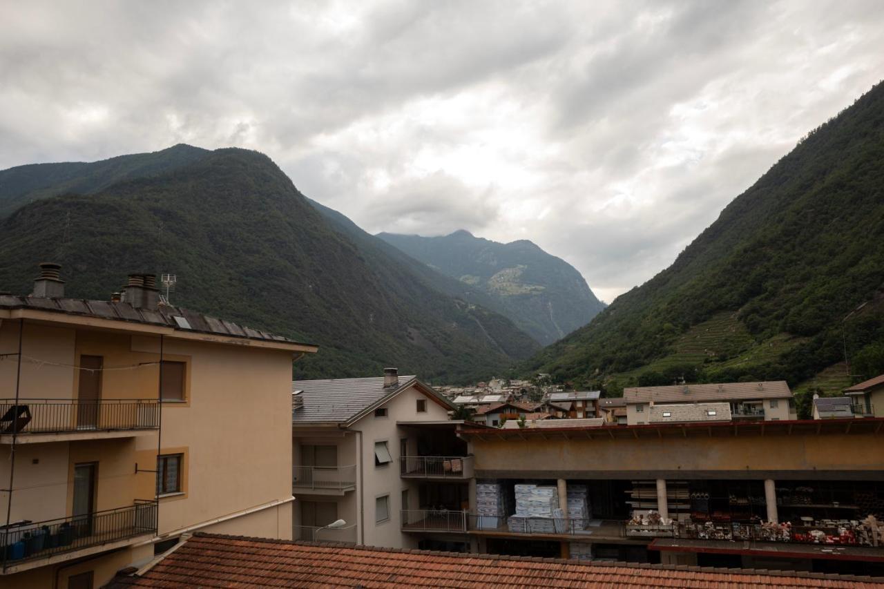 Bnbernina Express Dietro Al Trenino Rosso Tirano Bagian luar foto