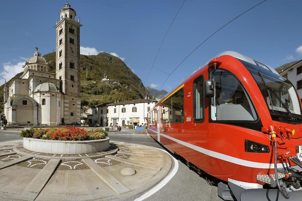 Bnbernina Express Dietro Al Trenino Rosso Tirano Bagian luar foto
